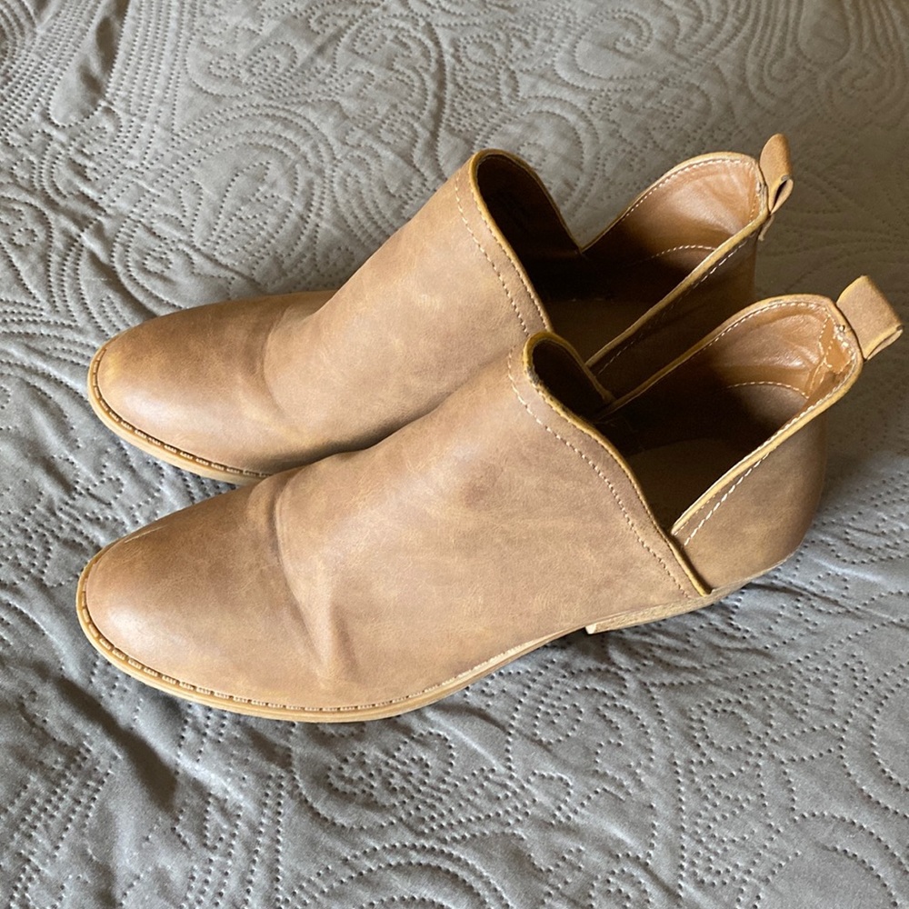 Super cute brown booties!